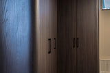 Donkere maatwerk kastmet geïntegreerde bergruimte-BVD TOTAALBOUW-donkere houten kast,interieur maatwerk kast,kastenwand op maat,moderne opbergkast-Donkere maatwerk kastenwand van hout | Moderne opbergkast-OBLY