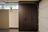 Donkere maatwerk kastmet geïntegreerde bergruimte-BVD TOTAALBOUW-donkere houten kast,interieur maatwerk kast,kastenwand op maat,moderne opbergkast-Donkere maatwerk kastenwand van hout | Moderne opbergkast-OBLY