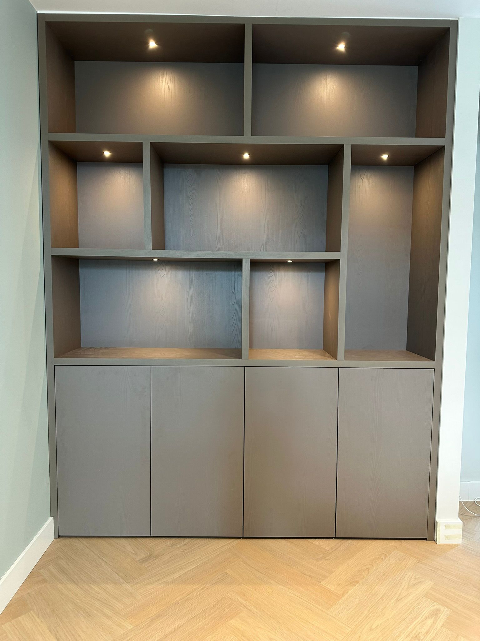 Donkere maatwerkkast met open vakken en geïntegreerde spots-JJ interieurs-donkere-kast,ingebouwde-kast,interieurmaatwerk,led-spots,luxe-interieur,maatwerkkast,opbergruimte,wandkast-op-maat-Donkere maatwerkkast met verlichting en open vakken-OBLY