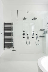 Douche met strakke badkamerwanden-Glad Douche-badkamer,minimalistische badkamerwand,moderne inloopdouche design,naadloze badkamerwanden,stijlvolle douche zonder tegels,strakke douchewand badkamer-Douche met strakke badkamerwanden-OBLY