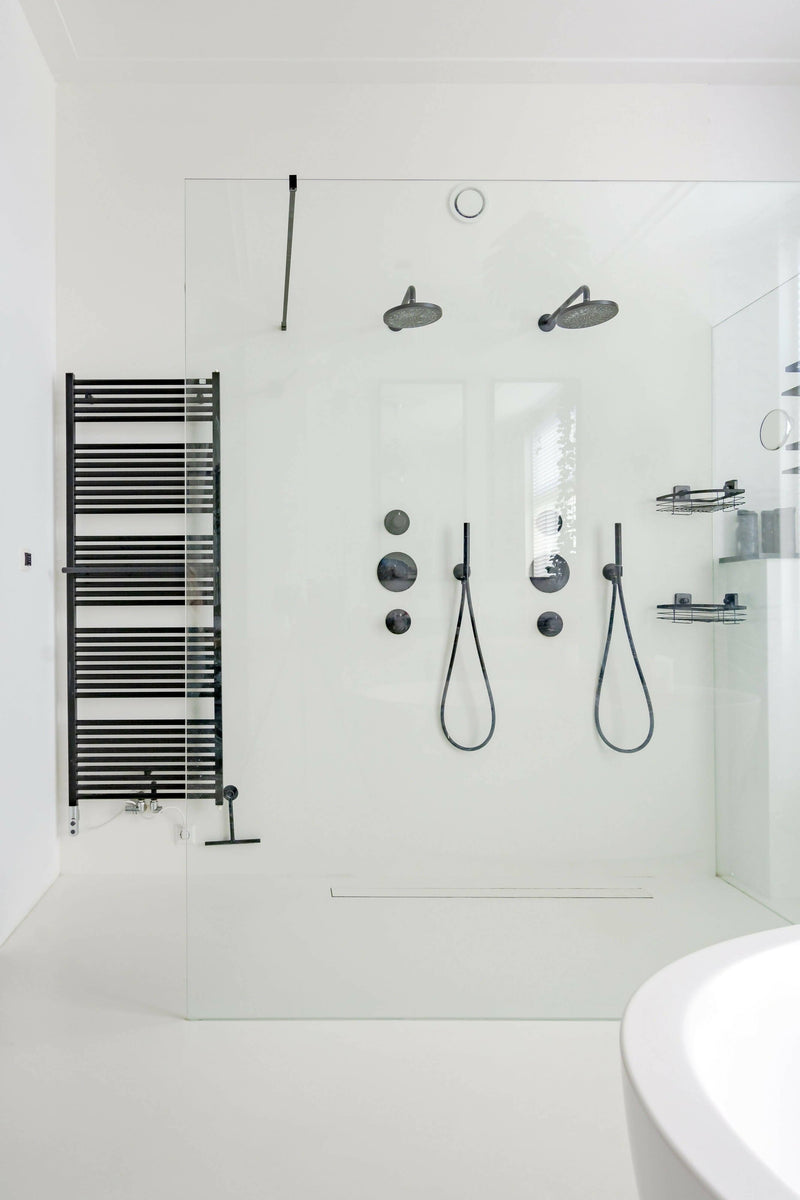 Douche met strakke badkamerwanden-OBLY-badkamer-Douche met strakke badkamerwanden-OBLY