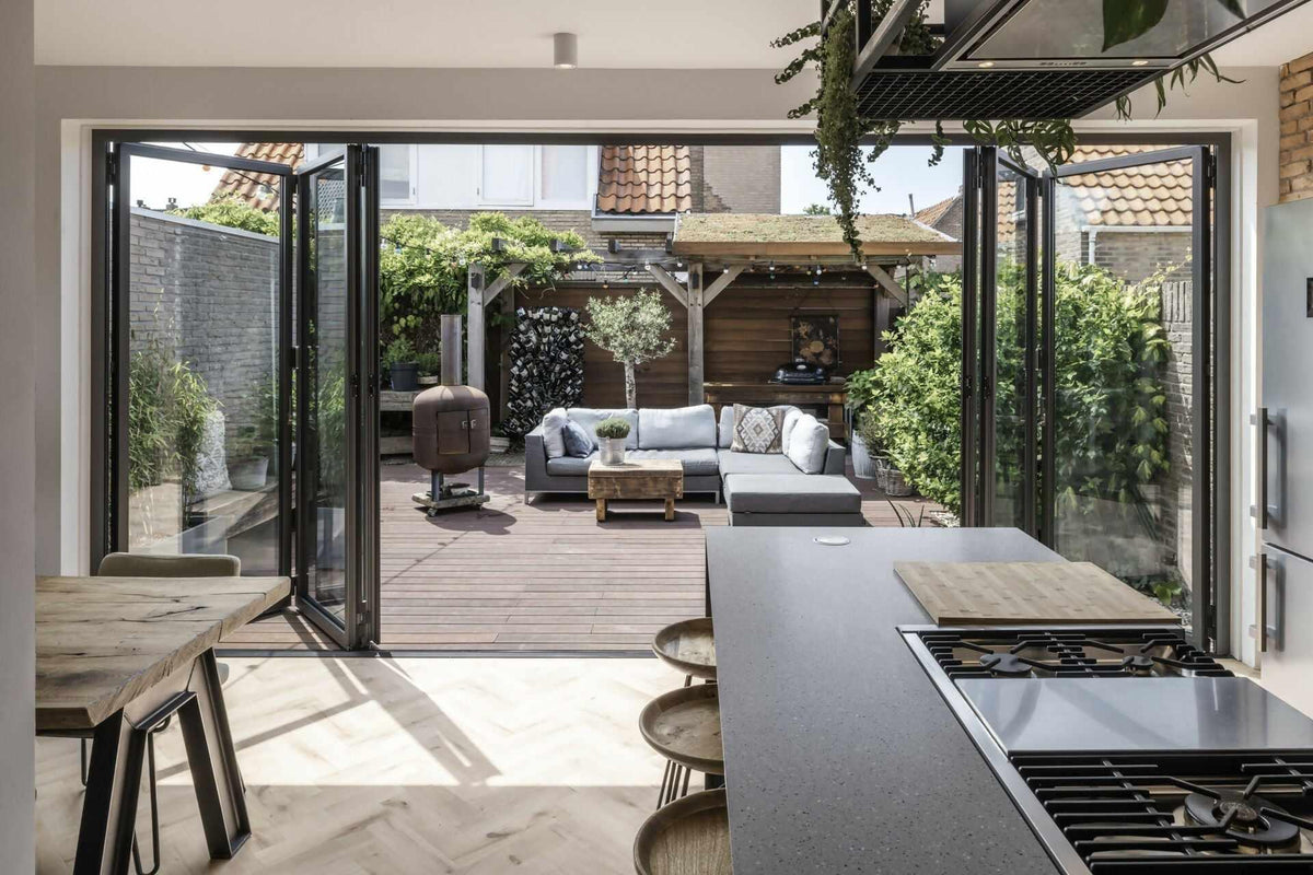 Droomhuis na renovatie van het rijtjeshuis-Solarlux Nederland BV-binnen buiten leven,glazen uitbouw,keuken,keuken ontwerp,keuken renovatie,leefkeuken,moderne keuken,open keuken,vouwwanden-OBLY