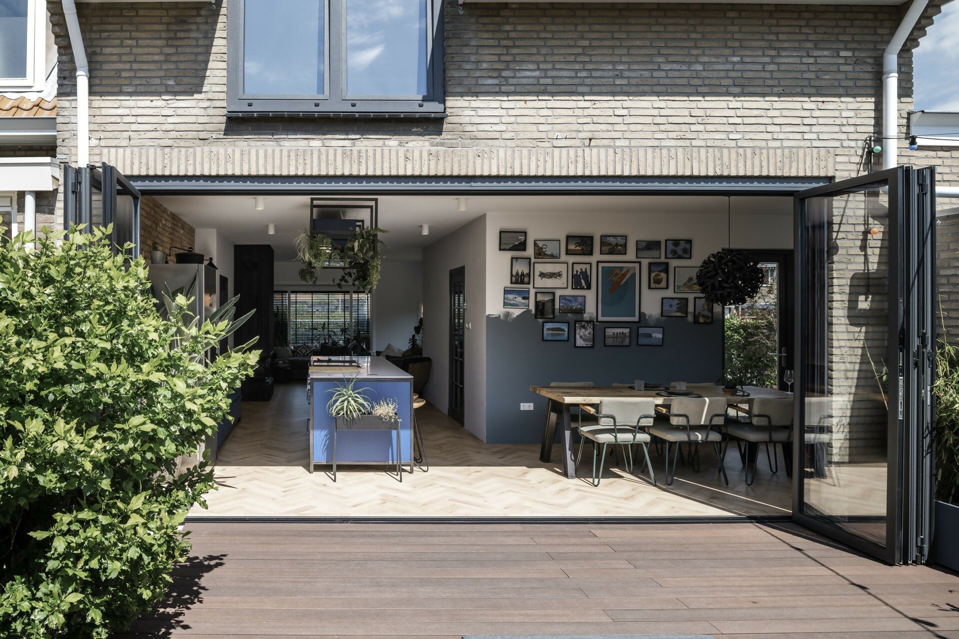 Droomhuis na renovatie van het rijtjeshuis-Solarlux Nederland BV-binnen buiten leven,glazen uitbouw,keuken,keuken ontwerp,keuken renovatie,leefkeuken,moderne keuken,open keuken,vouwwanden-OBLY