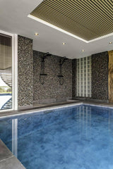 Duik in pure ontspanning: Natuurlijke wandbekleding privé zwembad-Viveau - fine wall design-alle-Exclusieve zwembadwandbekleding van Viveau – Uniek design met natuurli-OBLY