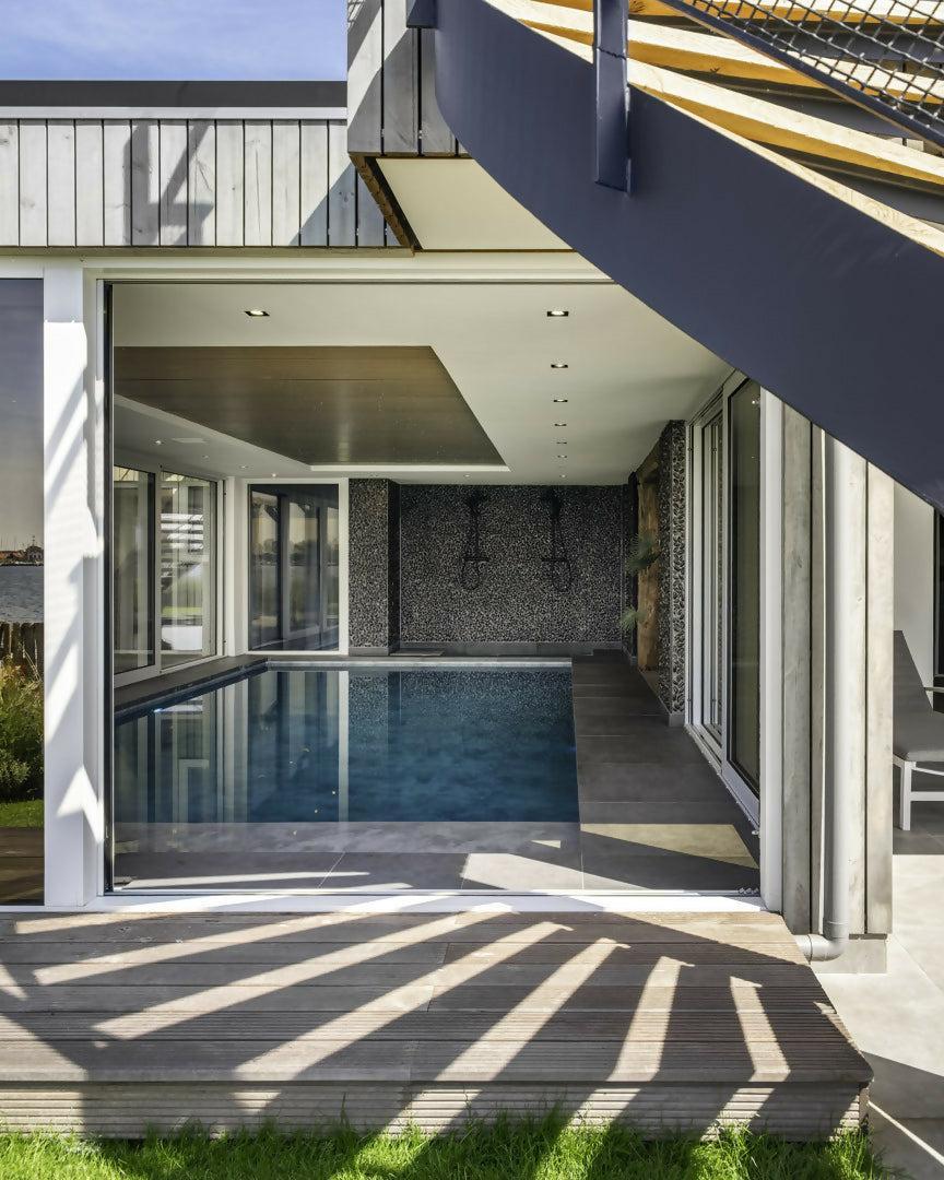 Duik in pure ontspanning: Natuurlijke wandbekleding privé zwembad-Viveau - fine wall design-alle,binnenzwembad,luxe zwembad,modern zwembad,zwembad interieur,zwembad woning-Exclusieve zwembadwandbekleding van Viveau – Uniek design met natuurli-OBLY