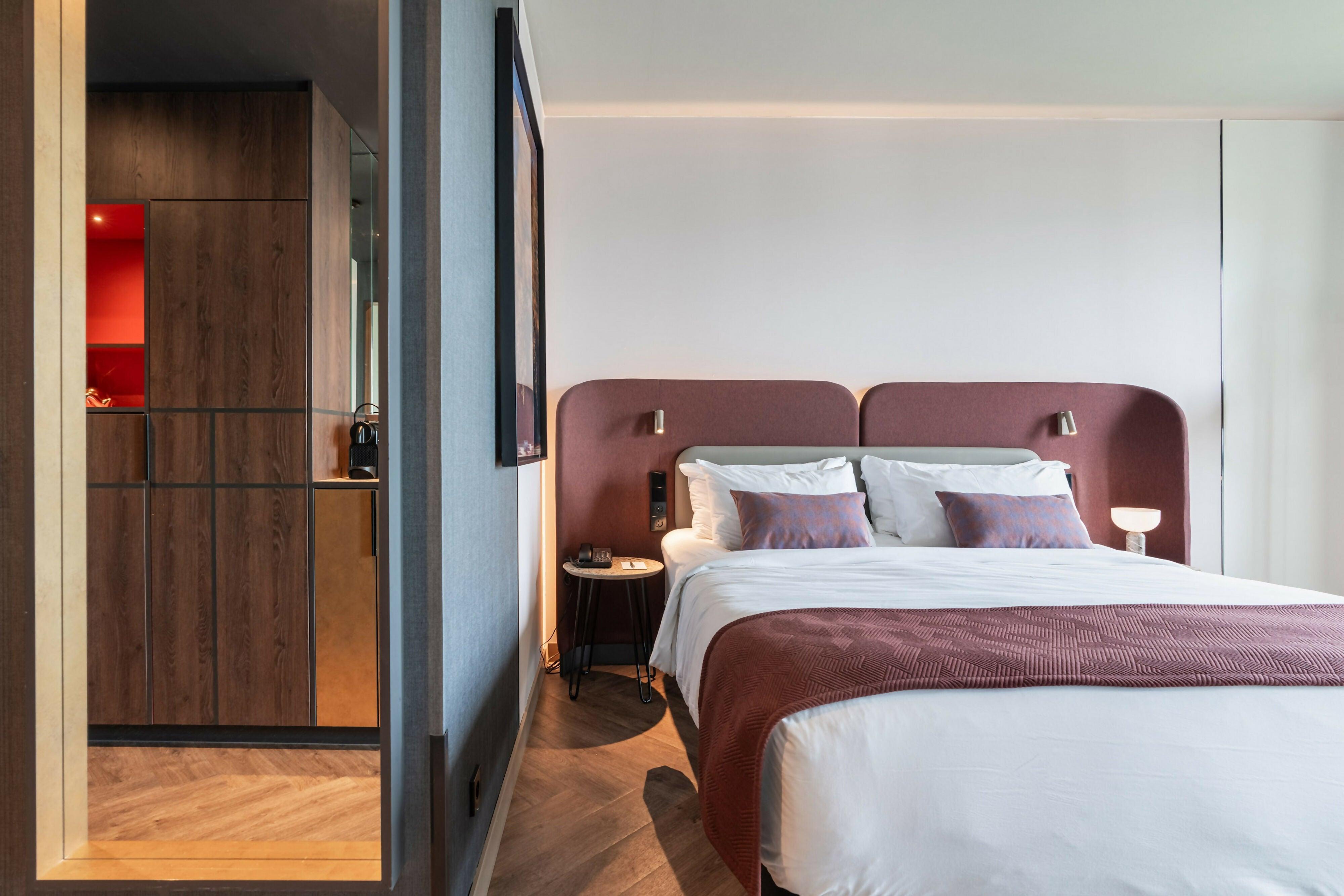 Duurzame hotelkamer in Renaissance Schiphol Airport Hotel-Suzanne de Jong-Bio-based stoffen,Circulair interieur,Duurzaam design,Gerecyclede materialen,hotel,hotelkamer,Natuurlijke tinten,Slaapkamer-Duurzame hotelkamer in Renaissance Amsterdam Schiphol Airport Hotel-OBLY
