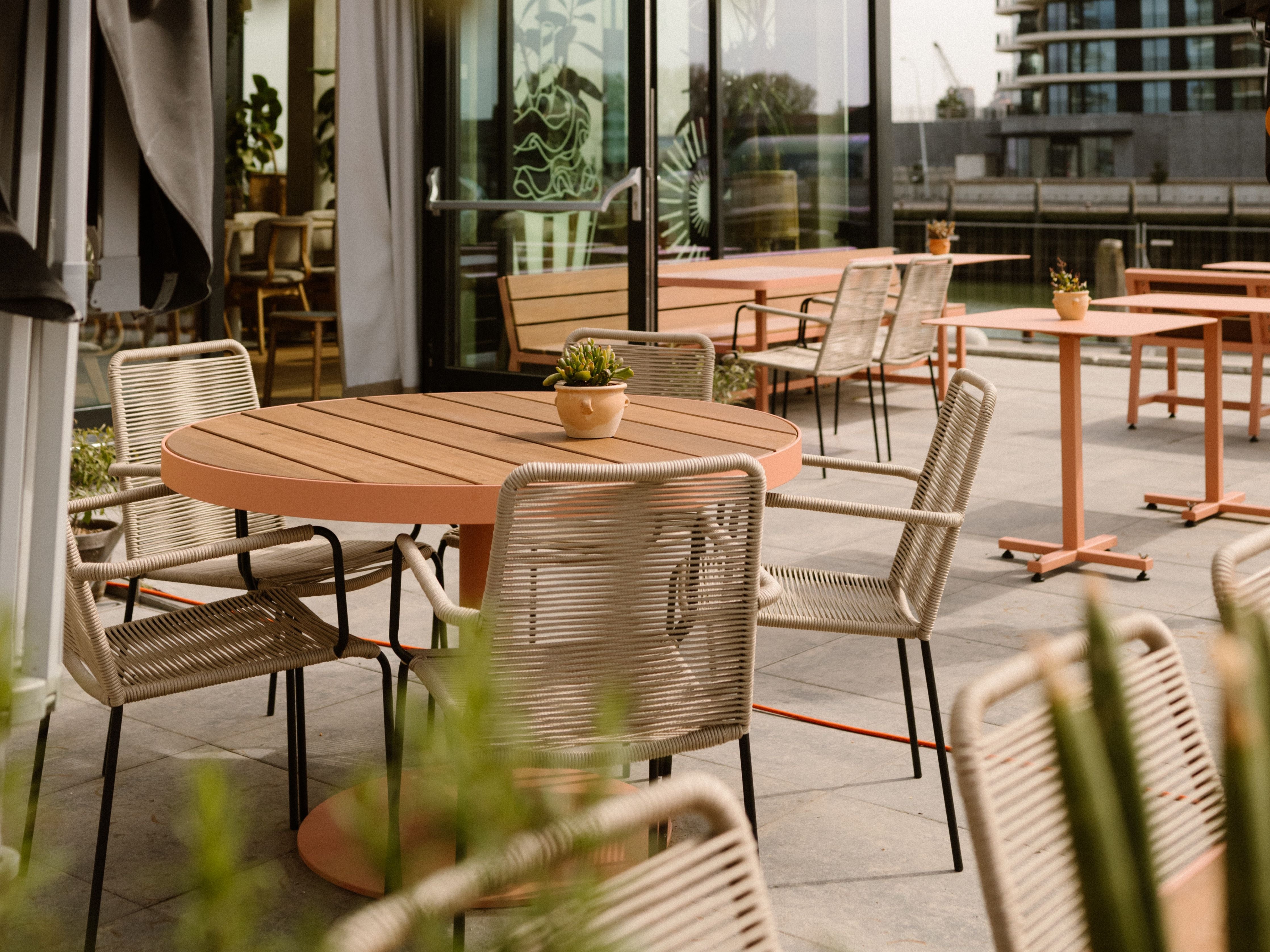 Duurzame terrasmeubels voor horecazaak in Zeeland-Robuust-buitenmeubelen,duurzame-buitenmeubelen,horeca-meubilair,horeca-terras,horeca-terrasinrichting,houten-terrasmeubels,maatwerk-terrasmeubels,stalen-terrasmeubels,Terras,terrasmeubels,tuin,Tuinen-Maatwerk terrasmeubels horeca | Robuust-OBLY