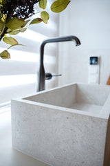 EEN BADKAMER DIE ONDANKS DE COMPACTE VORM TOCH GROOTS AANVOELT-OBLY-Kleine badkamer met inloopdouche | BIJ LINDA-OBLY