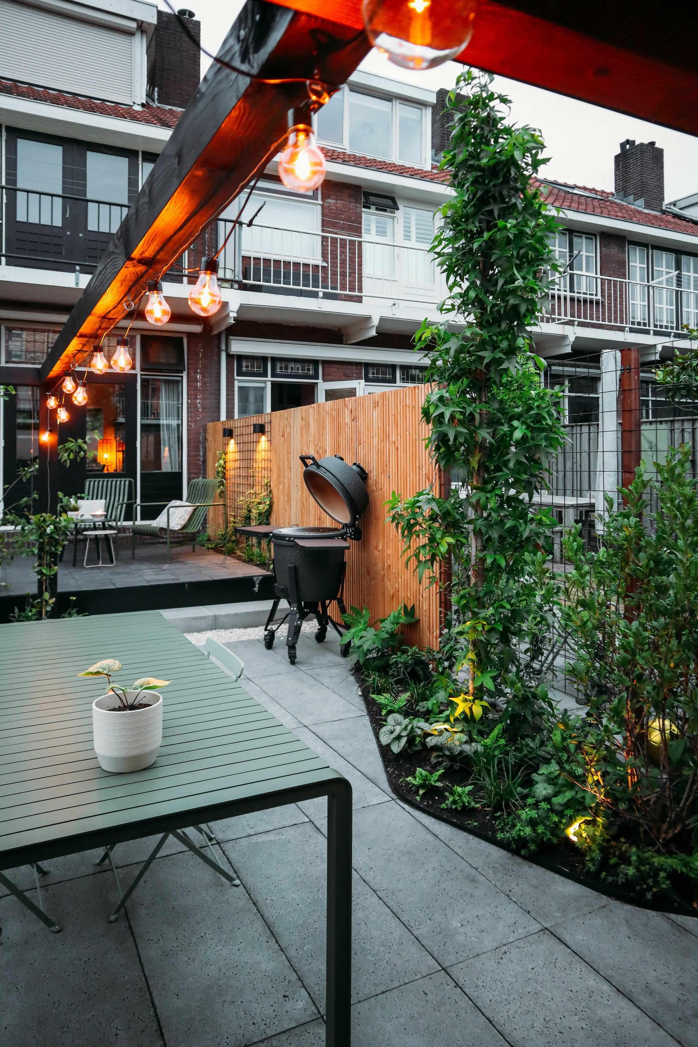 Een Moderne Stadstuin door Ruyg Tuinen-Ruyg tuinen-bbqhoek,designstadstuin,groeneoase,maatwerkoverkapping,modernebuitenruimte,Overkapping,stadstuin,stedelijktuinontwerp,Tuin-Een Moderne Stadstuin door Ruyg Tuinen-OBLY