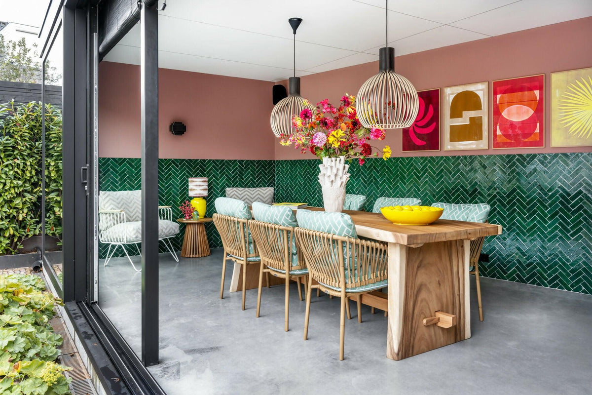 Een Outdoor Office met Stijlvol Interieurontwerp-Wendy Verhaegh Interior Design-Aanbouw,Groene accenten,Multifunctionele ruimte,Outdoor office,Tuinhuis-Tuinhuis, Outdoor Office en Eetruimte met Stijl -OBLY
