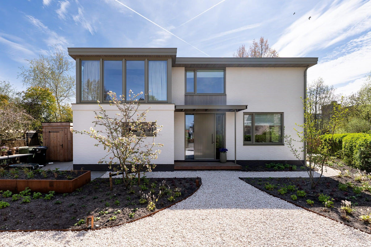 Een facelift voor een jaren ’50 woning-BRANDVRIES – architectuur collectief-Aanbouw,Architectuur,Duurzaam wonen,Gasloos wonen,houten gevelbekleding,Huis verbouwen,jaren 50 woning,moderne woning,Opbouw,renovatie,serre,uitbouw,Verbouwing,Verduurzamen woning,Woning uitbreiden,woning verbouwen,Woningontwerp,Woningrenovatie,Wooninspiratie-Jaren ’50 woning verbouwen en verduurzamen-OBLY