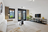 Een lichte microcement vloer als rustige basis voor een moderne woning in Helmond-Berkers Vloeren-Gietvloer,Keuken,microcement vloer,moderne vloer,renovatie woning,woonbeton vloer,Woonkamer-Microcement vloer in Helmond | Berkers Vloeren-OBLY