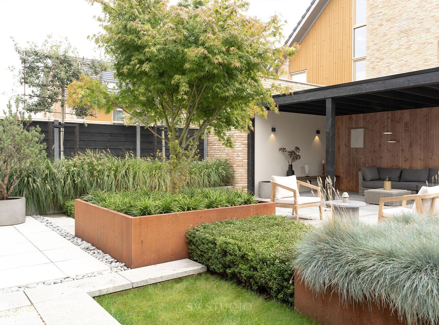 Een stijlvolle stadstuin vol rust en ruimte-Leonardus buiten-cortenstaal tuin,keramische bestrating tuin,luxe buitenleven,luxe veranda tuin,maatwerk plantenbakken,minimalistische tuin,moderne stadstuin,moderne tuin inspiratie,siergrassen tuin,stadstuin met veranda-Moderne stadstuin met cortenstaal en veranda-OBLY