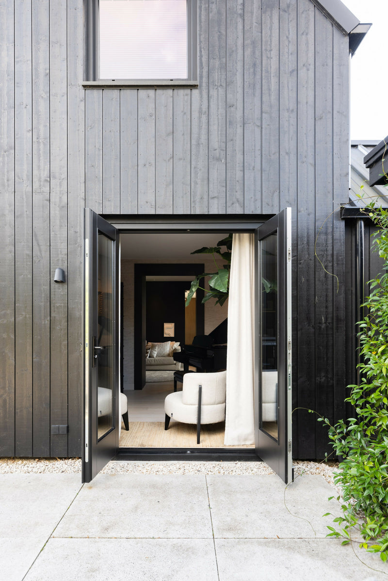 Eigentijdse Gezinswoning in Zwart Hout-AG Interieur-woonkamer-Zwart Houten Familiewoning met Karakter | Modern en Warm Interieurontw-OBLY