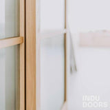 Eiken afscheidingswand met ribglas-INDU DOORS-Aanbouw,eikenhout,Entree,hal,modern design,ribglas,scheidingswand,schuifdeur,trap-Eiken afscheidingswand met ribglas-OBLY