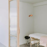 Eiken afscheidingswand met ribglas-INDU DOORS-Aanbouw,eikenhout,Entree,hal,modern design,ribglas,scheidingswand,schuifdeur,trap-Eiken afscheidingswand met ribglas-OBLY