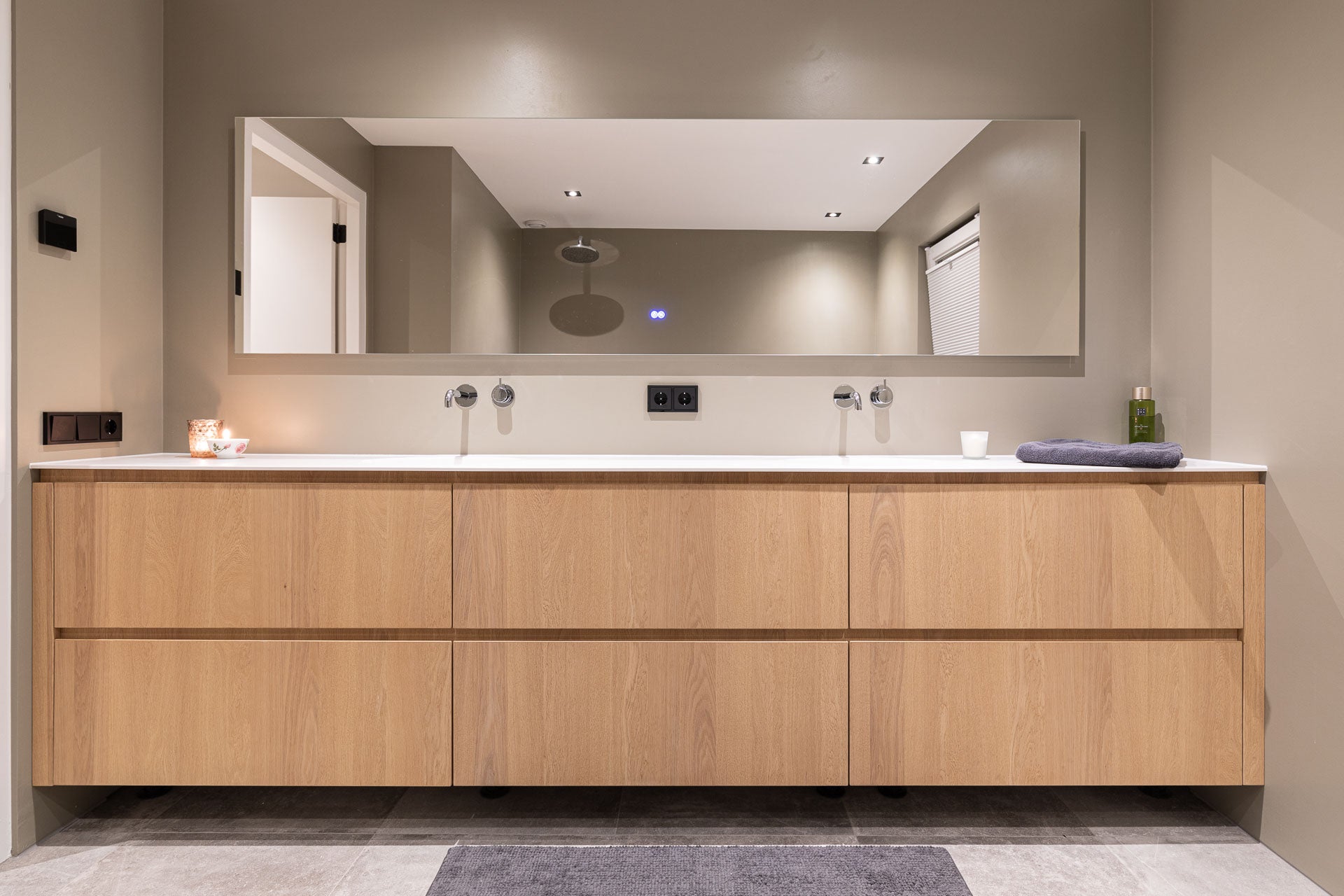 Eiken badkamermeubel op maat-JJ interieurs-badkamer kast op maat,badkamermeubel op maat,dubbele wastafel meubel,eiken badkamermeubel,luxe badkamermeubel,modern badkamermeubel,zwevend badkamermeubel-Badkamermeubel op maat van eikenhout-OBLY