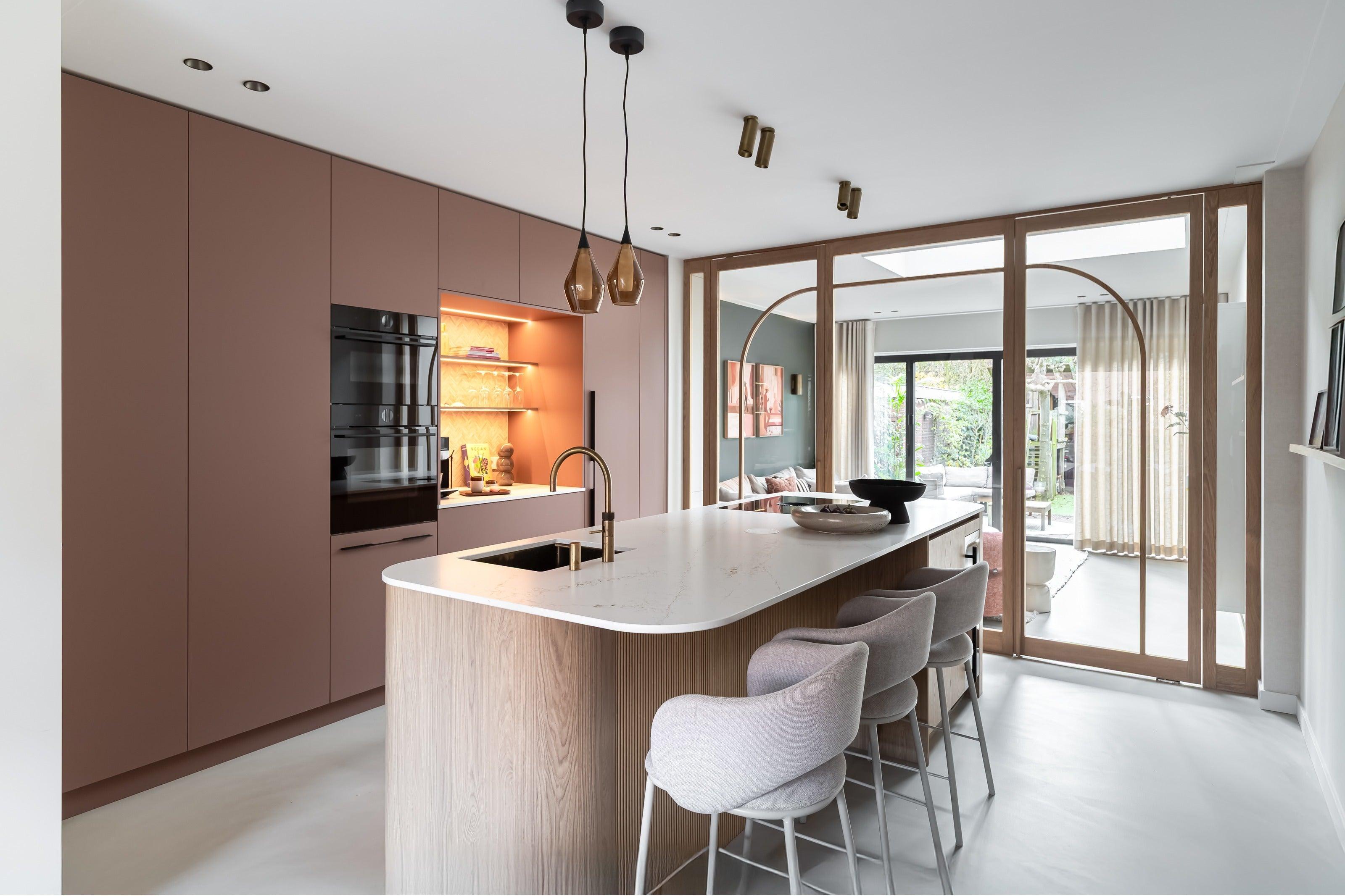 Eiken binnendeur met boog in modern interieur-archidoors-Binnendeur met glas,Boogdeur,Design deur,eiken,Eiken binnendeur,Glasdeur,Houten deur op maat,Interieur,Keuken,keukenontwerp,Maatwerk deur,maatwerkdeur,Woonkamer-OBLY