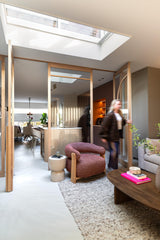 Eiken binnendeur met boog in modern interieur-archidoors-Binnendeur met glas,Boogdeur,Design deur,eiken,Eiken binnendeur,Glasdeur,Houten deur op maat,Interieur,Keuken,keukenontwerp,Maatwerk deur,maatwerkdeur,Woonkamer-OBLY