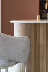 Eiken binnendeur met boog in modern interieur-archidoors-Binnendeur met glas,Boogdeur,Design deur,eiken,Eiken binnendeur,Glasdeur,Houten deur op maat,Interieur,Keuken,keukenontwerp,Maatwerk deur,maatwerkdeur,Woonkamer-OBLY