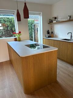 Eiken keuken op maat met natuurstenen werkblad-Meubellen-design keuken,luxe keuken,maatwerk keuken,moderne keuken,natuurstenen werkblad,warme keuken-Eiken keuken met natuursteen | Maatwerk keuken-OBLY