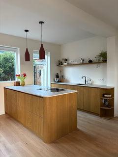 Eiken keuken op maat met natuurstenen werkblad-Meubellen-design keuken,luxe keuken,maatwerk keuken,moderne keuken,natuurstenen werkblad,warme keuken-Eiken keuken met natuursteen | Maatwerk keuken-OBLY