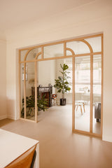 Eiken taatsdeur met boogverdeling in jaren 30 woning-archidoors-Binnendeur met glas,Boogdeur,Deur met roedeverdeling,eiken,Eiken taatsdeur,eikendesign,Glasdeur op maat,Glaswand,Houten binnendeur,Houten taatsdeur,Interieurdesign,Klassieke binnendeur,Maatwerk deur,Maatwerk interieur,roomdivider,Stalen deur look,Taatsdeur met glas,Woonkamer-Eiken taatsdeur met glas en boog | Jaren 30 interieur-OBLY