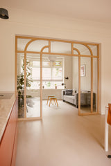 Eiken taatsdeur met boogverdeling in jaren 30 woning-archidoors-Binnendeur met glas,Boogdeur,Deur met roedeverdeling,eiken,Eiken taatsdeur,eikendesign,Glasdeur op maat,Glaswand,Houten binnendeur,Houten taatsdeur,Interieurdesign,Klassieke binnendeur,Maatwerk deur,Maatwerk interieur,roomdivider,Stalen deur look,Taatsdeur met glas,Woonkamer-Eiken taatsdeur met glas en boog | Jaren 30 interieur-OBLY