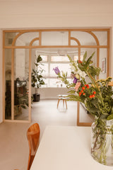 Eiken taatsdeur met boogverdeling in jaren 30 woning-archidoors-Binnendeur met glas,Boogdeur,Deur met roedeverdeling,eiken,Eiken taatsdeur,eikendesign,Glasdeur op maat,Glaswand,Houten binnendeur,Houten taatsdeur,Interieurdesign,Klassieke binnendeur,Maatwerk deur,Maatwerk interieur,roomdivider,Stalen deur look,Taatsdeur met glas,Woonkamer-Eiken taatsdeur met glas en boog | Jaren 30 interieur-OBLY