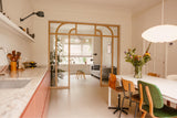 Eiken taatsdeur met boogverdeling in jaren 30 woning-archidoors-Binnendeur met glas,Boogdeur,Deur met roedeverdeling,eiken,Eiken taatsdeur,eikendesign,Glasdeur op maat,Glaswand,Houten binnendeur,Houten taatsdeur,Interieurdesign,Klassieke binnendeur,Maatwerk deur,Maatwerk interieur,roomdivider,Stalen deur look,Taatsdeur met glas,Woonkamer-Eiken taatsdeur met glas en boog | Jaren 30 interieur-OBLY