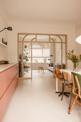 Eiken taatsdeur met boogverdeling in jaren 30 woning-archidoors-Binnendeur met glas,Boogdeur,Deur met roedeverdeling,eiken,Eiken taatsdeur,eikendesign,Glasdeur op maat,Glaswand,Houten binnendeur,Houten taatsdeur,Interieurdesign,Klassieke binnendeur,Maatwerk deur,Maatwerk interieur,roomdivider,Stalen deur look,Taatsdeur met glas,Woonkamer-Eiken taatsdeur met glas en boog | Jaren 30 interieur-OBLY