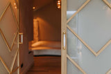 Eiken taatsdeur met custom made design-INDU DOORS-custom design,eikenhout,luxe afwerking,moderne deuren,Taatsdeur,Woonkamer-Eiken taatsdeur met custom made design van Indu Doors-OBLY