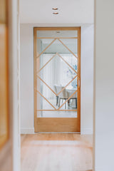 Eiken taatsdeur met custom made design-INDU DOORS-custom design,eikenhout,luxe afwerking,moderne deuren,Taatsdeur,Woonkamer-Eiken taatsdeur met custom made design van Indu Doors-OBLY