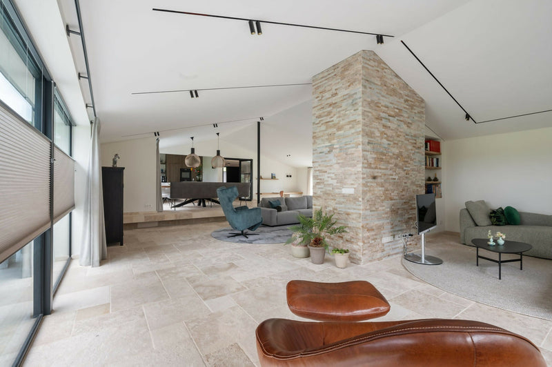 Elegante Renovatie met Bourgondische Dallen en Stonepanels-VAN DEN HEUVEL & VAN DUUREN-Woonkamer-Bourgondische Dallen en Stonepanels-OBLY