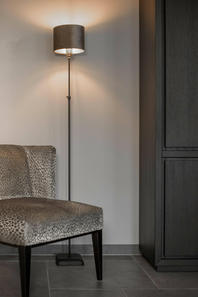 Elegante woonkamer met grijze tonen-VAN WOLFSWINKEL WONEN-Woonkamer-Elegante woonkamer met grijze tonen-OBLY