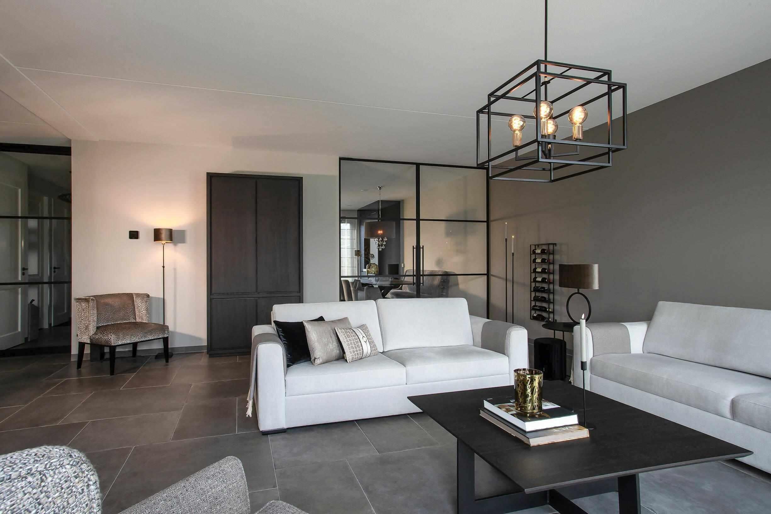 Elegante woonkamer met grijze tonen-VAN WOLFSWINKEL WONEN-elegante woonkamer grijstinten,exclusieve interieurdetails,luxe woonkamer inspiratie,moderne grijze woonkamer,rustige neutrale woonruimte,sfeervolle leefruimte,stijlvolle design meubels,tijdloze woonkamer inrichting,Woonkamer-Elegante woonkamer met grijze tonen-OBLY