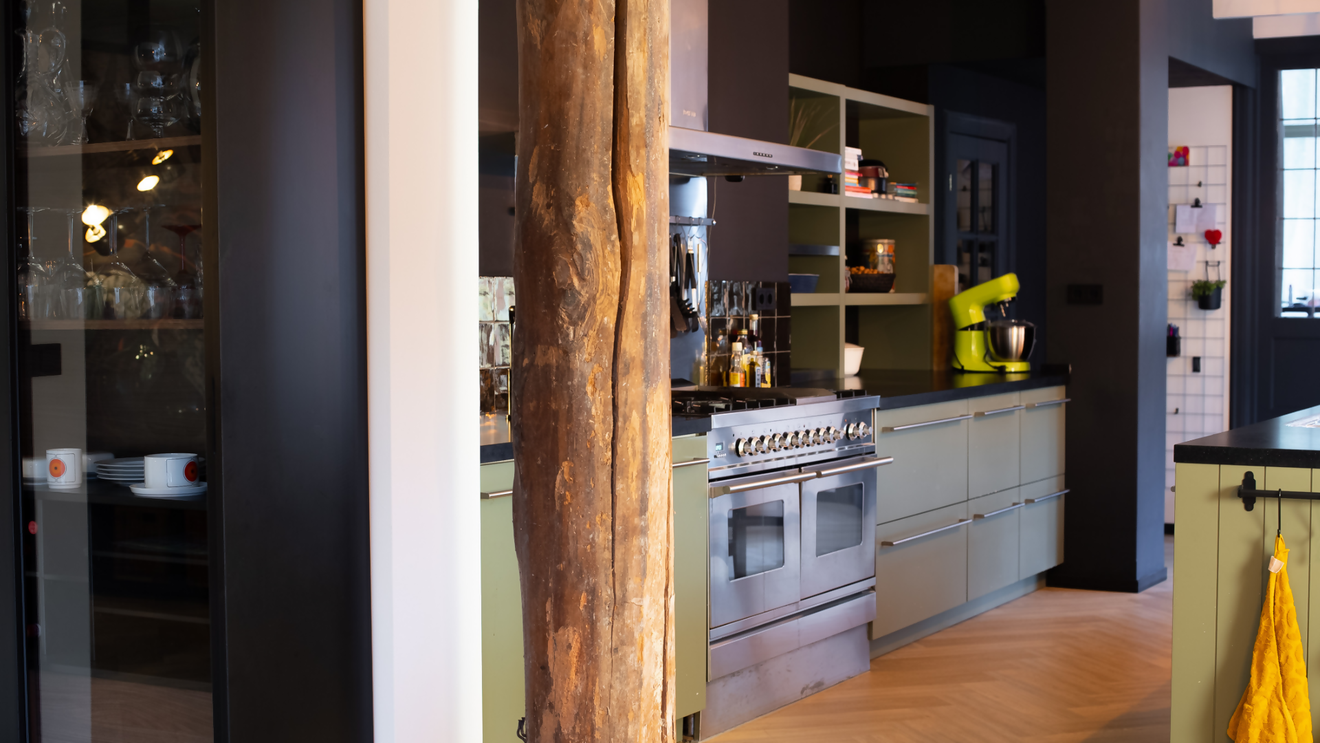Extravagante woonboerderij met diepe tinten-DITISDIL-donker interieur,Woonboerderij,woonboerderij interieur,Woonkamer-OBLY