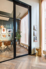 Sfeervolle kantoorinrichting met maatwerk raamdecoratie in Amsterdam