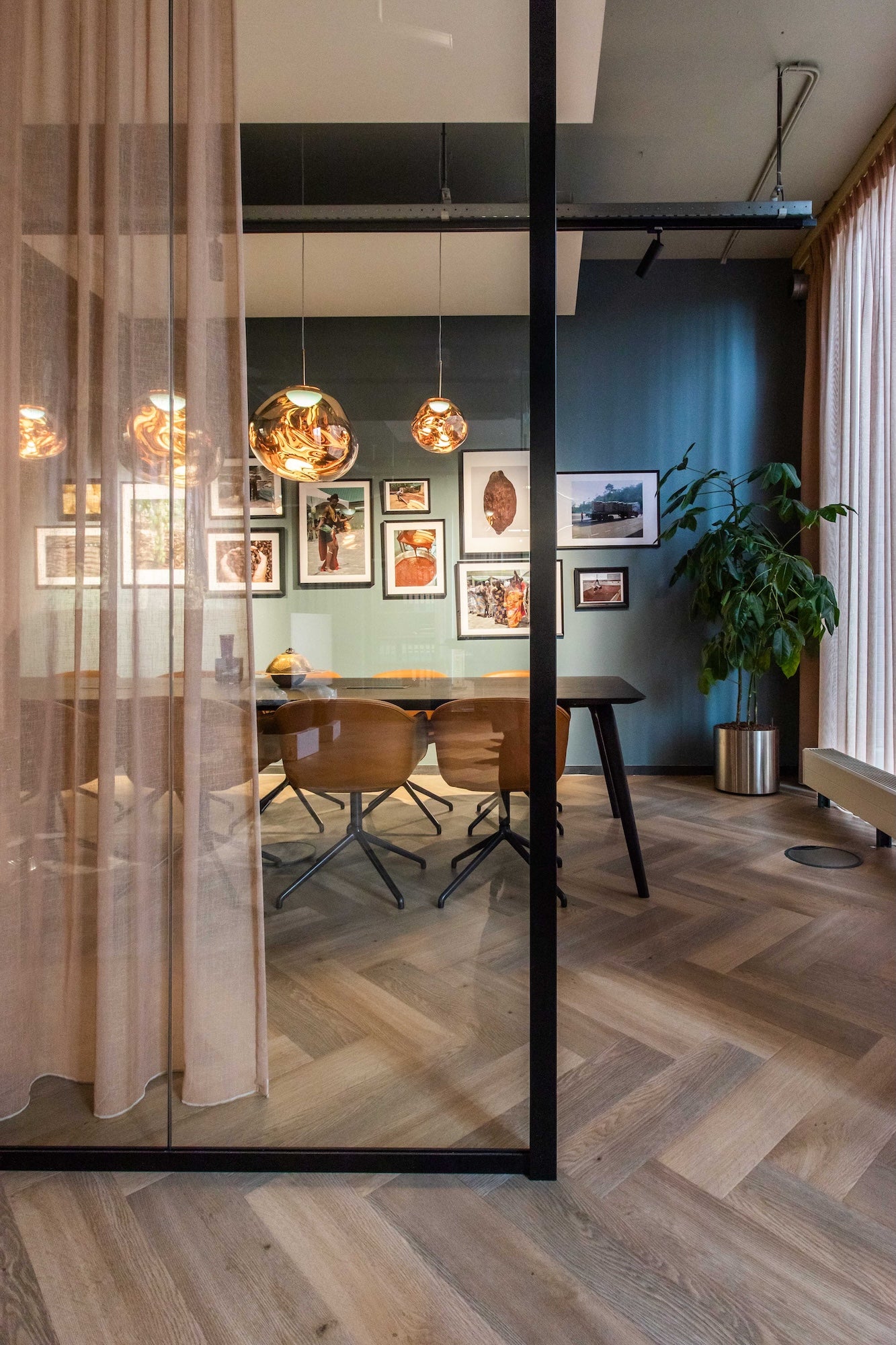 Sfeervolle kantoorinrichting met maatwerk raamdecoratie in Amsterdam