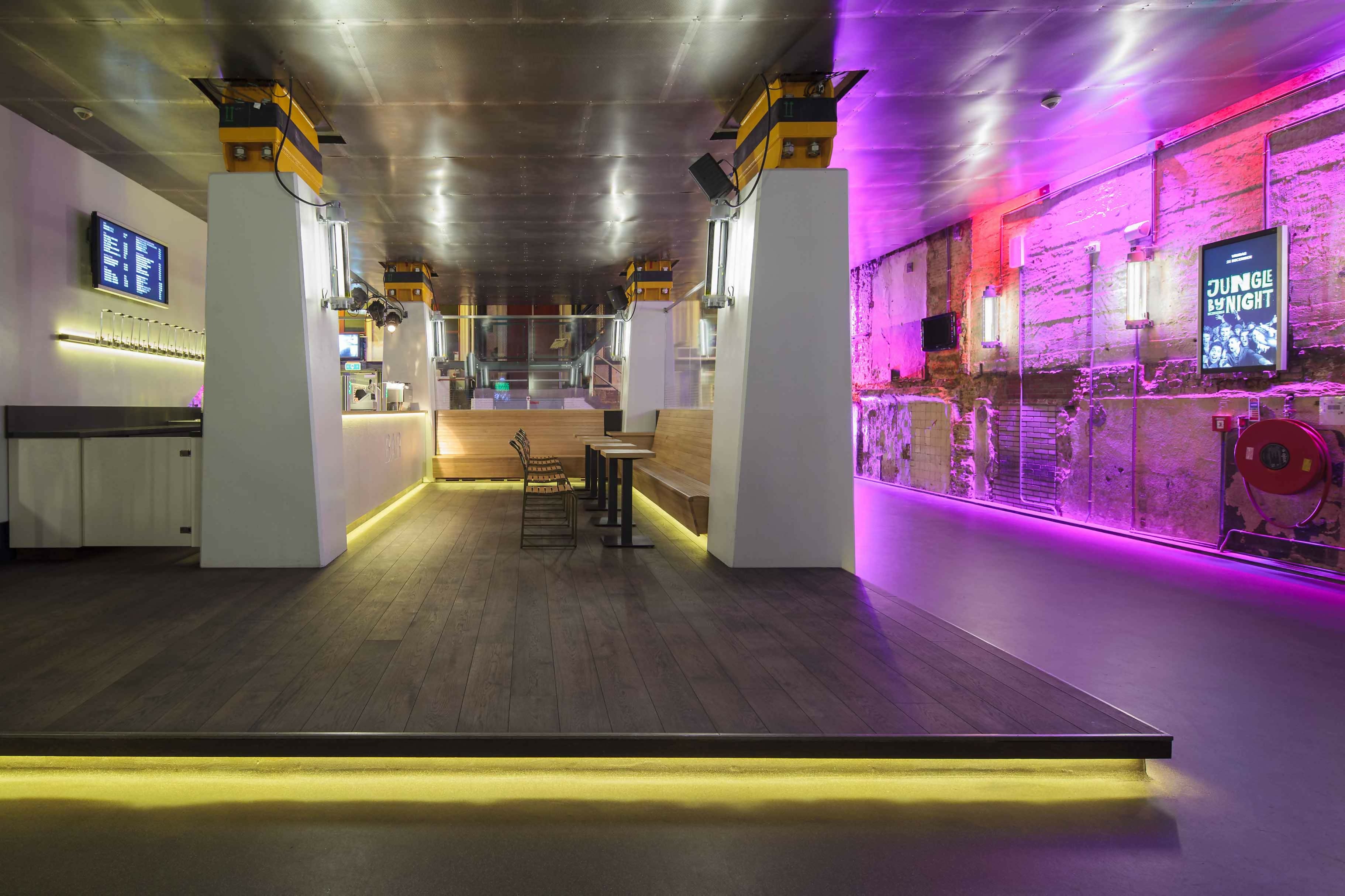 Foyer in een Nieuw Licht – Industrieel & Innovatief-Studio Barbara Vos-bar ontwerp,betonwanden,dynamische verlichting,event locatie,foyer ontwerp,high end interieur,hospitality interieur,houten accenten,industrieel interieur,industriële uitstraling,innovatieve inrichting,interieur renovatie,led verlichting,lounge ruimte,modern design,open ruimte,warme materialen,woonkamer-Transformatie van foyer tot moderne ruimte met industriële uitstraling-OBLY