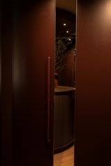 Gang in dieprood als statement-INGE BOUMAN INTERIEUR | ARCHITECTUUR-design gang interieur,exclusief interieur ontwerp,high end interieur,luxe hal ontwerp,maatwerk kastenwand,modern interieur ontwerp-Rode maatwerk kastenwand | Luxe hal interieur-OBLY