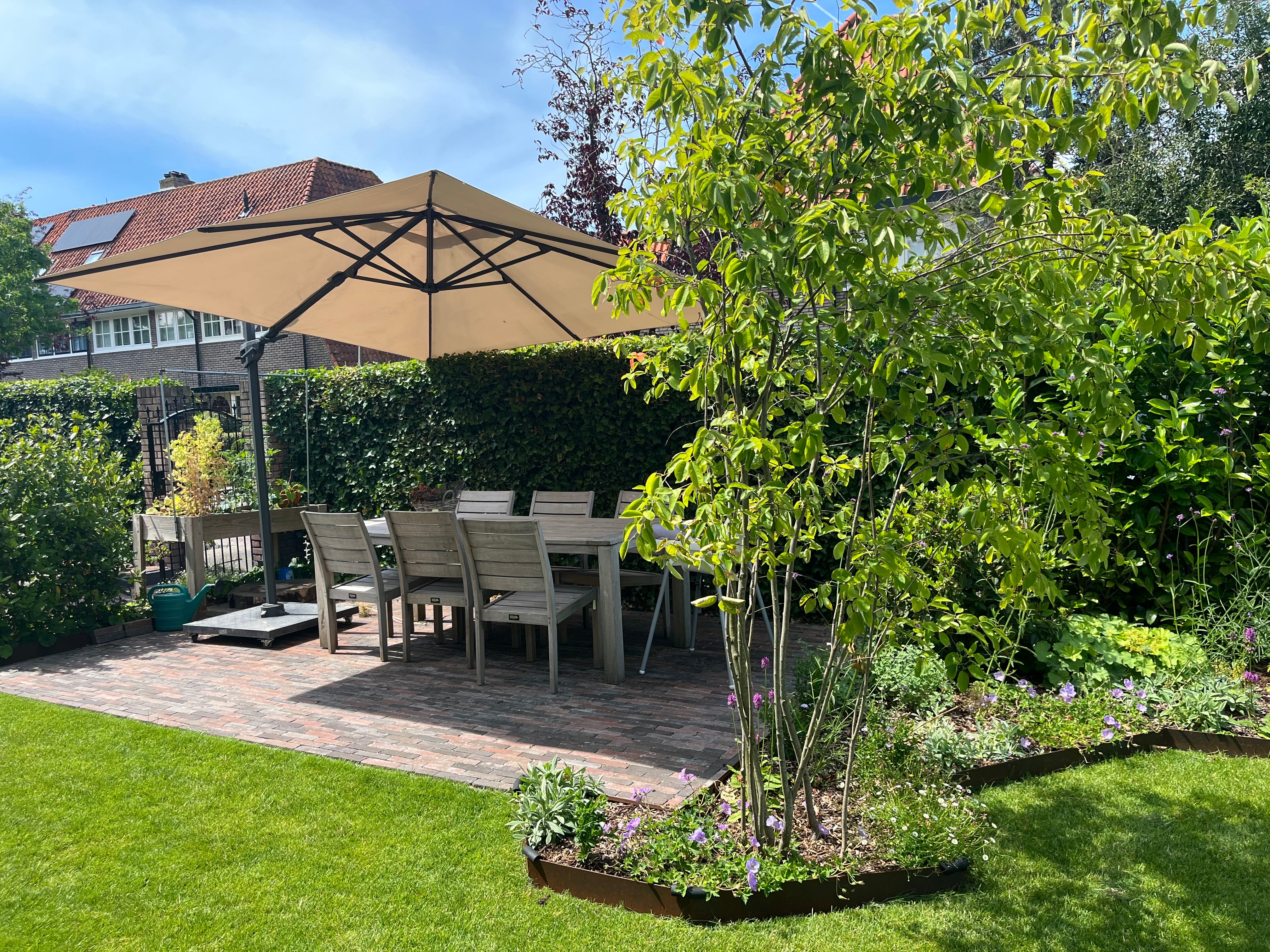 Gezinstuin bij hoekwoning op het noordoosten-GreenPien-gezinstuin inspiratie,groene gezinstuin,hoekwoning tuin,landelijke tuin,tuin,tuin met klinkers,tuin op noordoosten,tuinontwerp hoekwoning-Gezinstuin hoekwoning noordoosten-OBLY