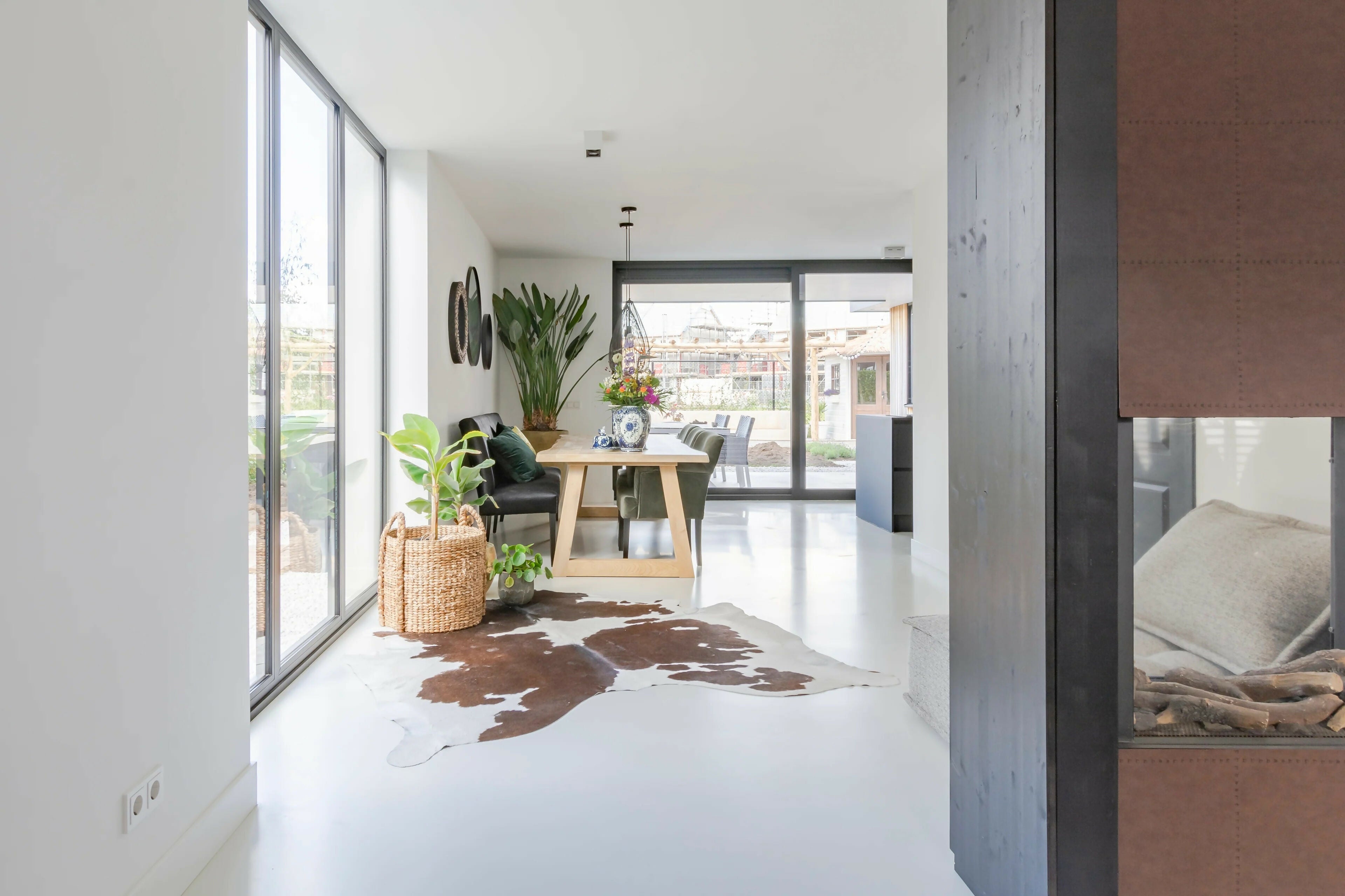 Gietvloer Oud Gastel-Glad gietvloeren-lichte PU gietvloer,minimalistische gietvloer woonkamer,moderne gietvloer interieur,naadloze gietvloer design,strakke gietvloer woning-Gietvloer Oud Gastel – Licht, ruimtelijk en stijlvol interieur-OBLY