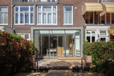 Glazen aanbouw aan herenhuis in Den Haag met leefkeuken-Studio Gers-glazen aanbouw,herenhuis,herenhuis Den Haag,leefkeuken,stalen pui,Studio Gers-Glazen aanbouw herenhuis Den Haag | Studio Gers-OBLY