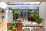 Glazen aanbouw aan herenhuis in Den Haag met leefkeuken-Studio Gers-glazen aanbouw,herenhuis,herenhuis Den Haag,leefkeuken,stalen pui,Studio Gers-Glazen aanbouw herenhuis Den Haag | Studio Gers-OBLY