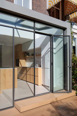 Glazen aanbouw aan herenhuis in Den Haag met leefkeuken-Studio Gers-glazen aanbouw,herenhuis,herenhuis Den Haag,leefkeuken,stalen pui,Studio Gers-Glazen aanbouw herenhuis Den Haag | Studio Gers-OBLY