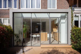 Glazen aanbouw aan herenhuis in Den Haag met leefkeuken-Studio Gers-glazen aanbouw,herenhuis,herenhuis Den Haag,leefkeuken,stalen pui,Studio Gers-Glazen aanbouw herenhuis Den Haag | Studio Gers-OBLY