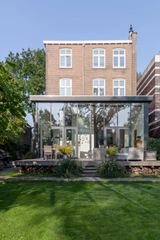 Glazen aanbouw en tuinhuis bij woonhuis in Kralingen-Studio Gers-glazen aanbouw,herenhuis,Kralingen,leefkeuken,Studio Gers,tuinhuis-Glazen aanbouw en tuinhuis Kralingen | Studio Gers-OBLY
