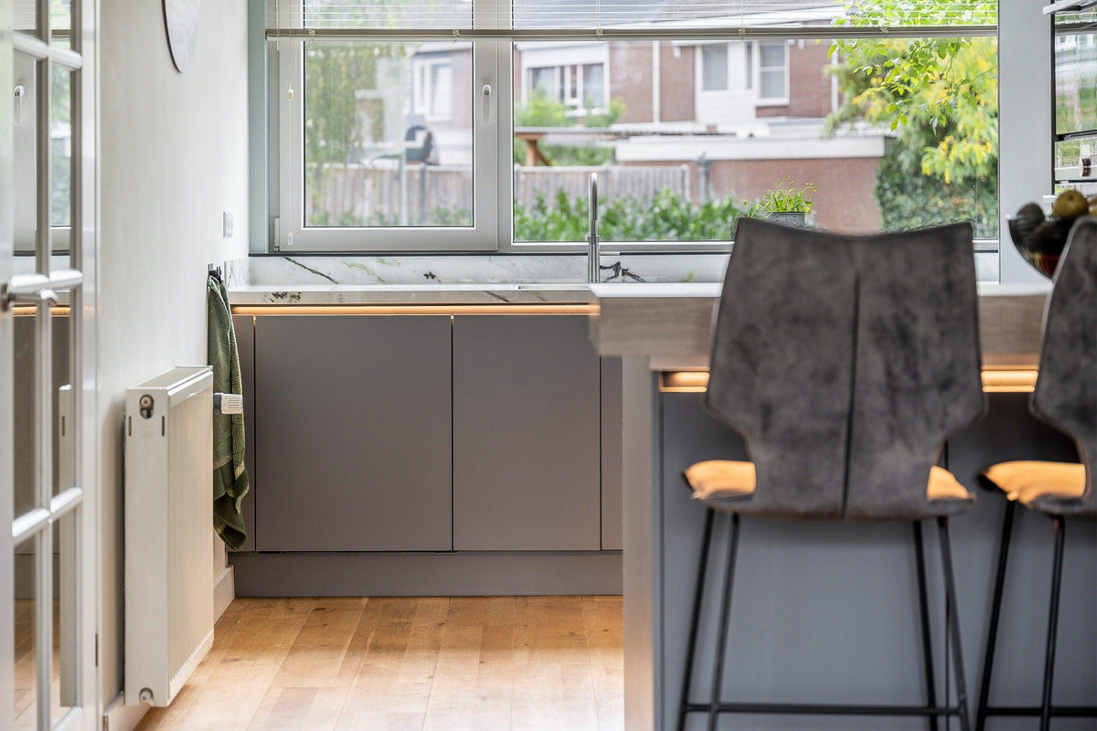 Greeploze moderne keuken met marmerlook werkblad-Iemms keukens & interieur-design keuken,grijze keuken,keuken met marmerlook werkblad,minimalistische keuken,moderne keuken-Greeploze moderne keuken met marmerlook werkblad-OBLY