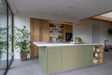 Groene keuken in een lichte en natuurlijke setting-Iemms keukens & interieur-design keuken,groene keuken,Keuken,keuken met keramisch werkblad,moderne woonkeuken-Groene keuken met kookeiland en houten kastenwand-OBLY